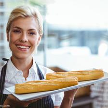 漂亮的女服务员带着法国长棍面包