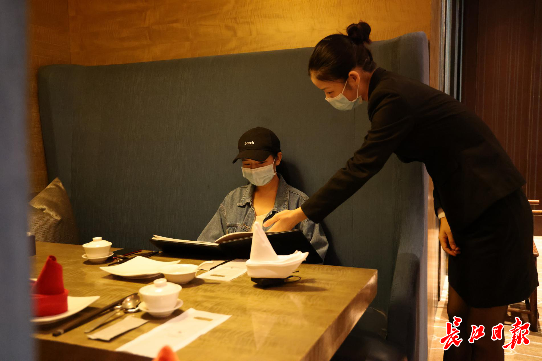 武汉星级酒店餐饮服务新趋势 服务员转型'点菜师'，打造专业餐饮体验