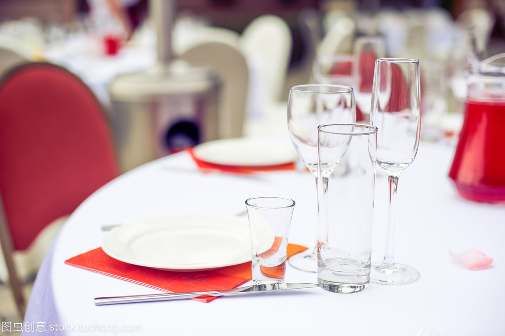 晚餐时分的餐饮服务艺术