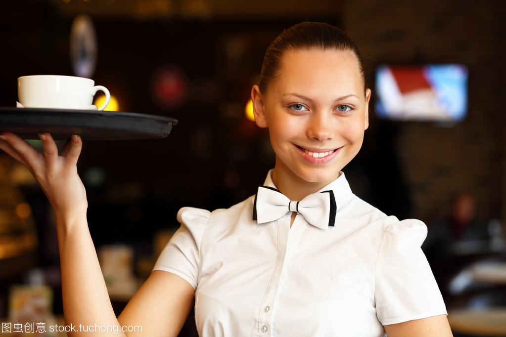 青春与优雅 餐饮服务中的年轻女服务员