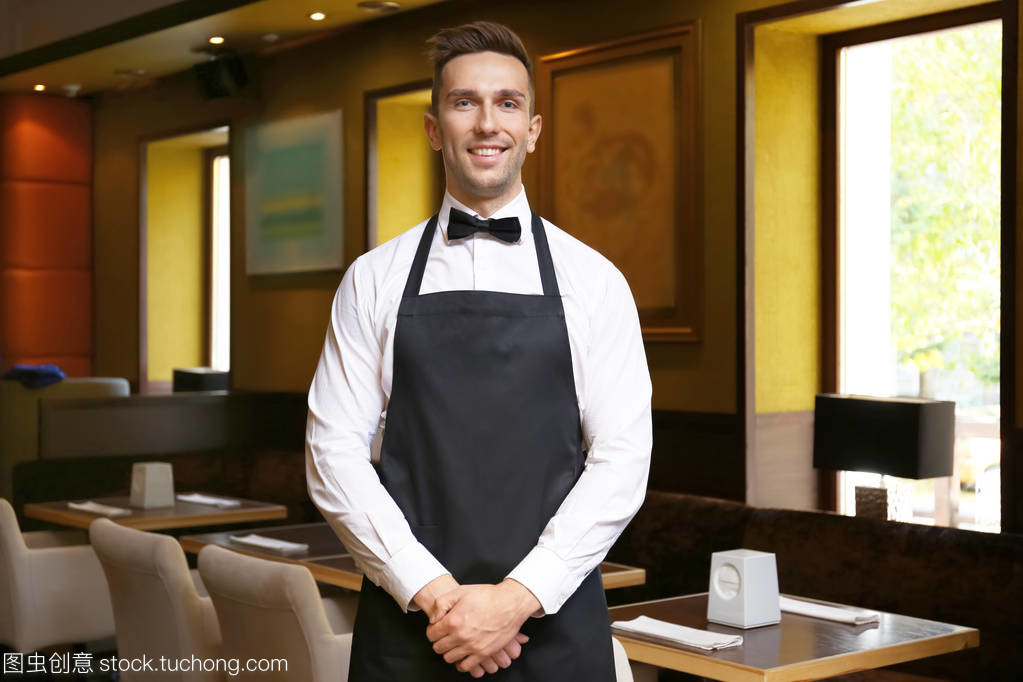 餐饮服务中的英俊年轻服务员 形象与服务的双赢